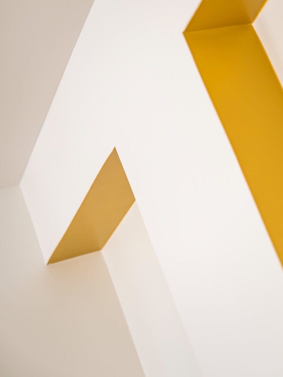 Mise en couleur d'une structure poteau et poutre, créant un contraste minimaliste.