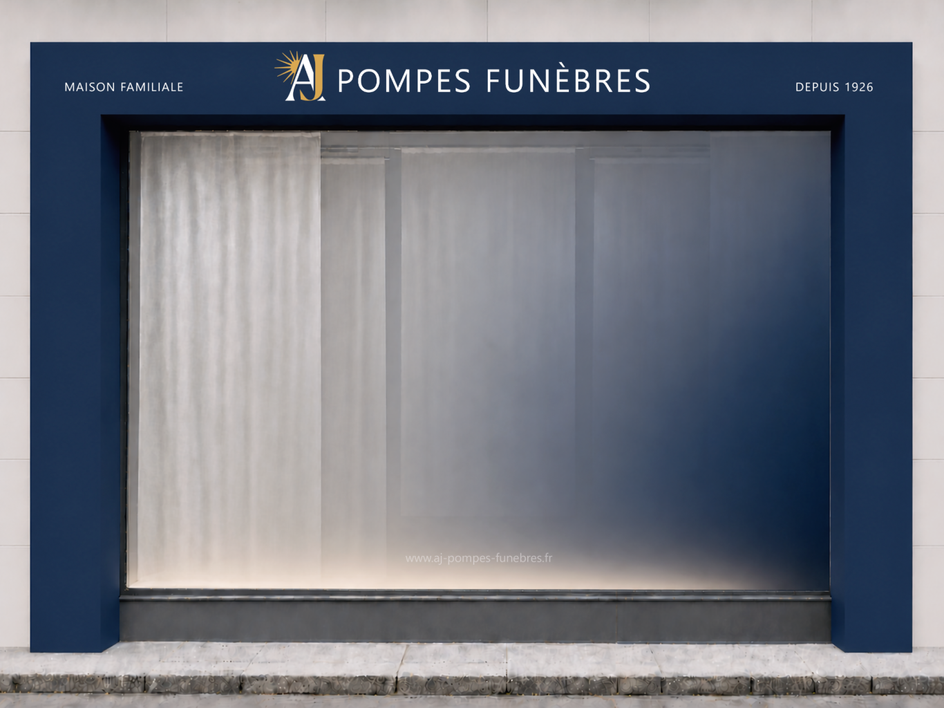 Projet AJ Pompes Funèbres : vitrine d'agence Vitrine d'agence avec voilages et jeux de lumière depuis le sol