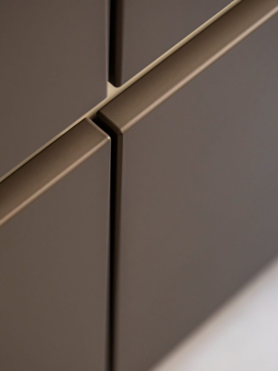 Détail de la jointure des tiroirs des meubles de cuisine.