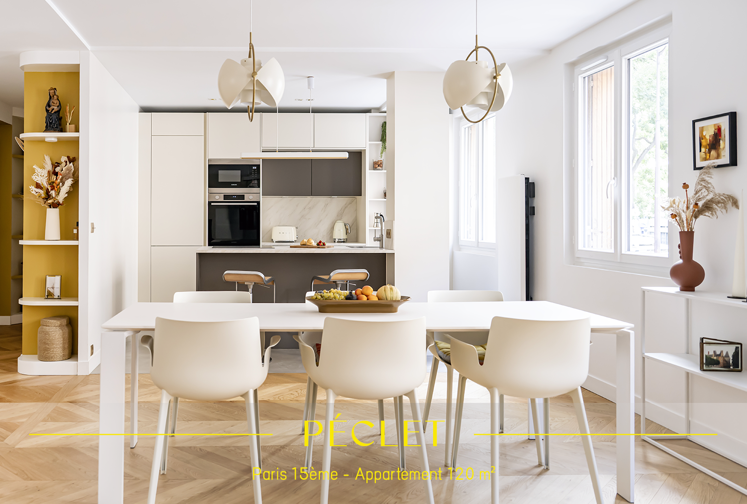Cuisine moderne et lumineuse avec table blanche et chaises, décorée de plantes.