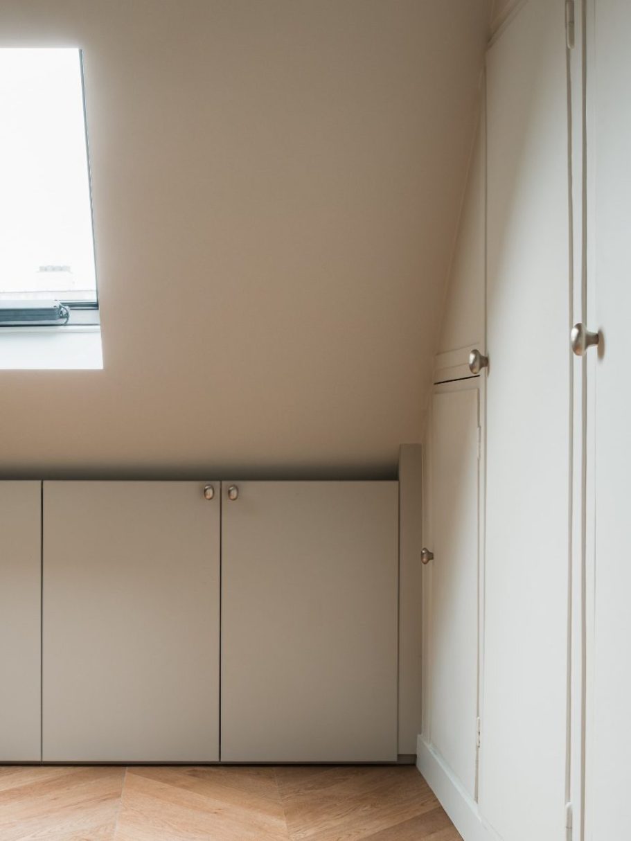 Murs de chambre en soupente optimisés avec des rangements sur mesure