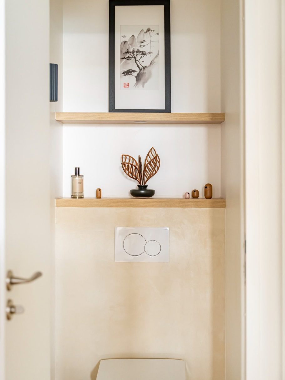 WC avec des étagères en bois et des décorations modernes.