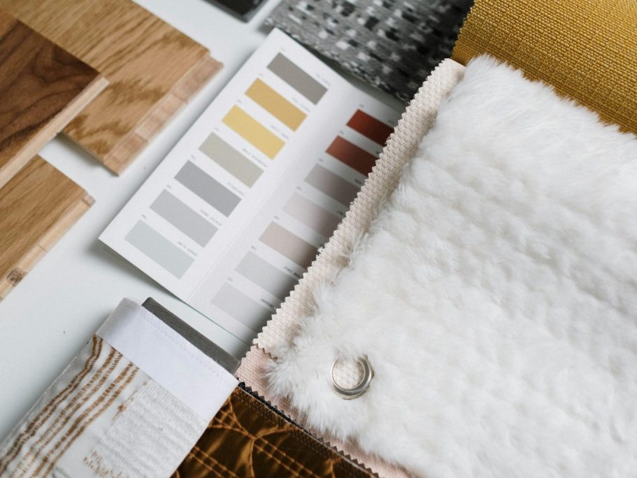 Échantillons de matériaux, palettes de couleurs et textures variées sur une surface.