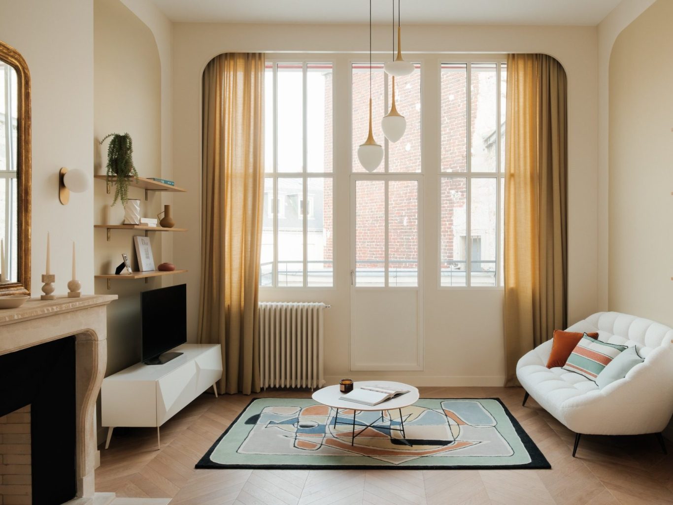 Une signature : élégance, simplicité et caractère Salon rénové baigné de lumière naturelle, projet d'architecture d'intérieur à Paris